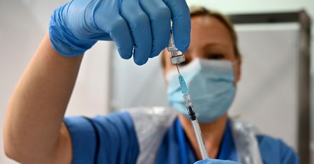 Obowiązkowe szczepienia na COVID-19? "Rząd rozważa różne pomysły"