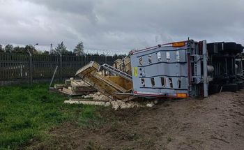 Trudna akcja służb. Ciężarówka z tysiącami kurczaków w rowie