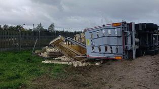 Trudna akcja służb. Ciężarówka z tysiącami kurczaków w rowie