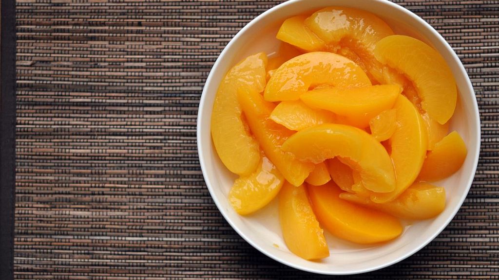 Brzoskwinie z przyprawami w puszce w bardzo ciężkim syropie (owoce i płyn)