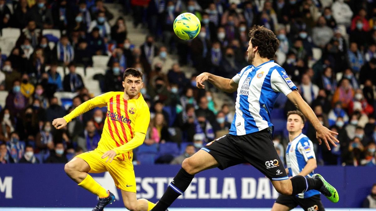 PAP/EPA / Quique Garcia / Na zdjęciu: Pedri (z lewej) i Leandro Cabrera