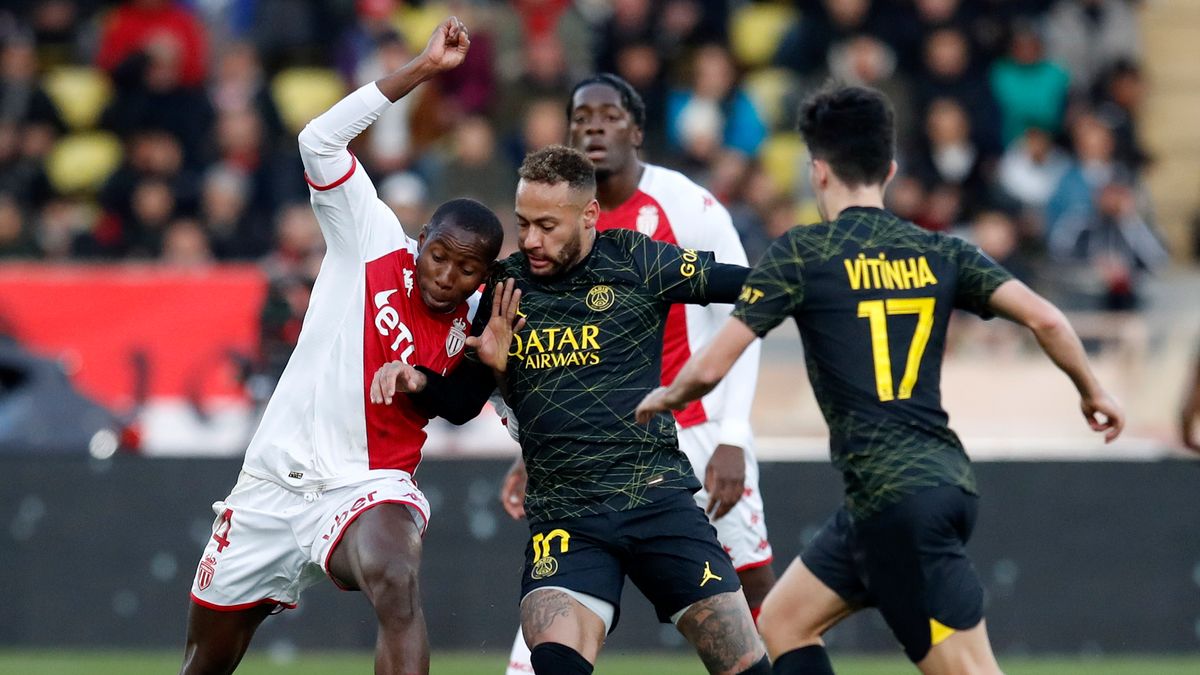 PAP/EPA / SEBASTIEN NOGIER / Na zdjęciu: Mohamed Camara (z lewej) i Neymar (z prawej)