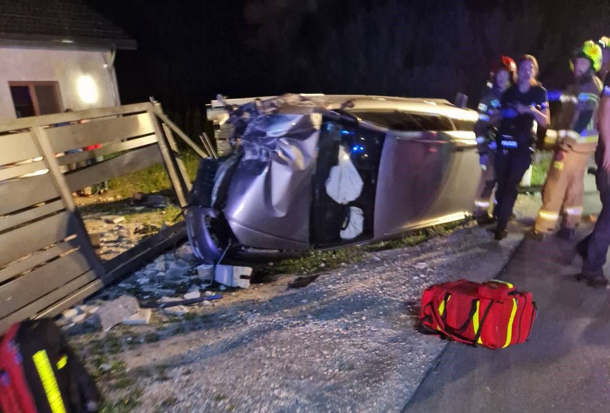 Rozbił kradzione auto. Był na podwójnym gazie i bez uprawnień