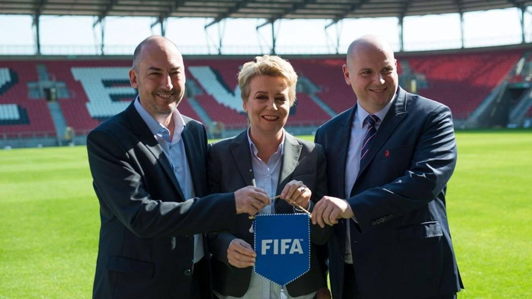 Jaime Yarza (FIFA), Hanna Zdanowska (prezydent Łodzi) i Marek Doliński (PZPN)