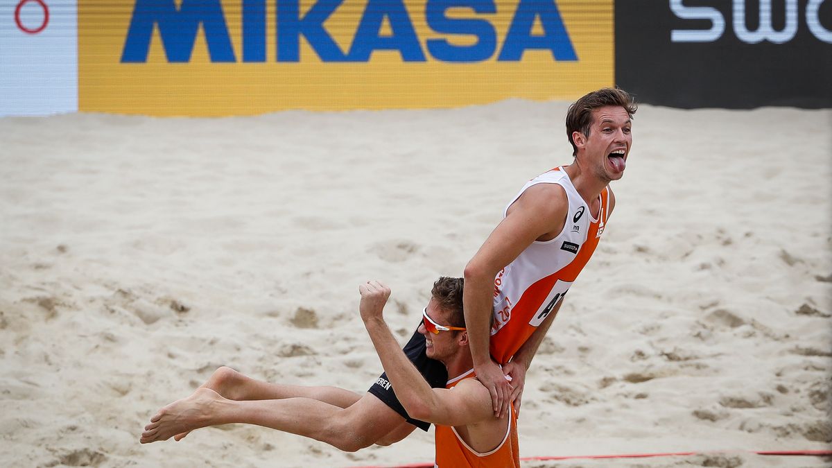Materiały prasowe / FIVB / Maarten Van Garderen (na górze) tuż po wywalczeniu awansu do półfinału mistrzostw świata