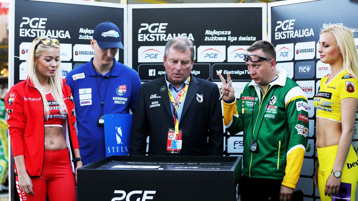 WP SportoweFakty / Łukasz Trzeszczkowski / Sędzia Jerzy Najwer (w środku)