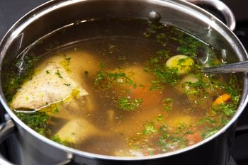 Wystarczy większa szczypta do rosołu. Zyska piękny kolor, a trawienie przyśpieszy