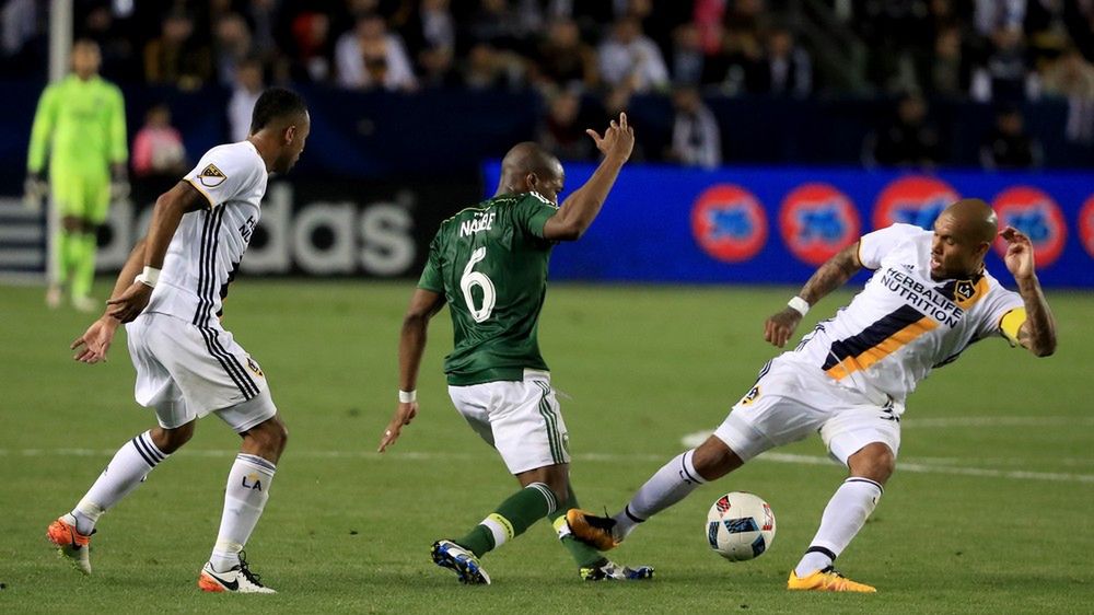 Zdjęcie okładkowe artykułu: AFP / Sean M. Haffey / GETTY IMAGES NORTH AMERICA / Na zdjęciu: Nigel de Jong (z prawej)