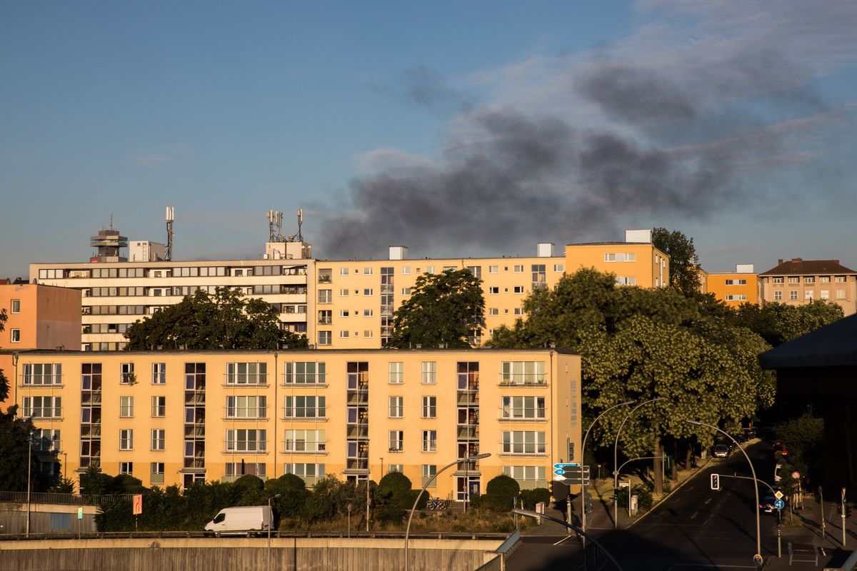 Eksplozje i pożar lasu Grunewald w Berlinie. Nad miastem unosi się dym 