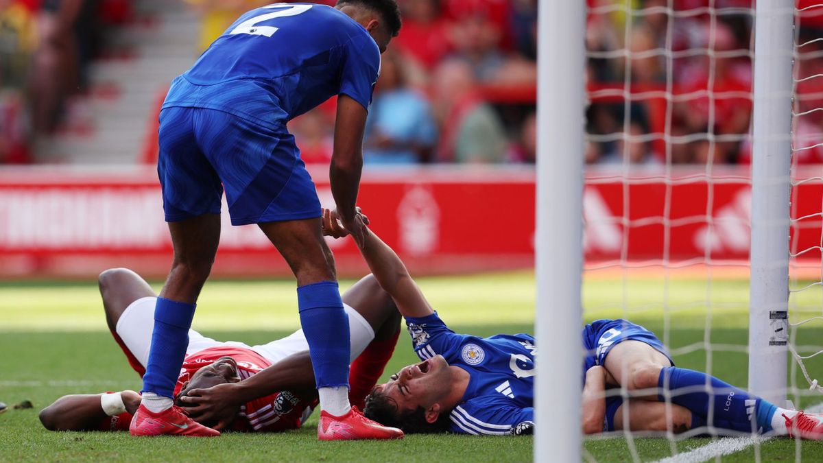 Getty Images /  Sykes/Getty Images / Taiwo Awoniyi zderzył się ze słupkiem. Ucierpiał też piłkarz Leicester 