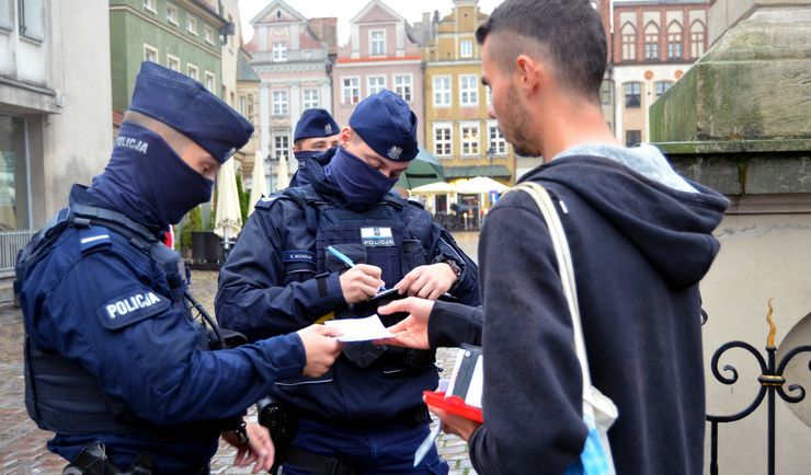Kary za brak maseczki. Sypią się także w policji