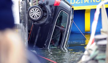 Tragedia w Dziwnowie. Auto z rodziną zatonęło w Zalewie Kamieńskim