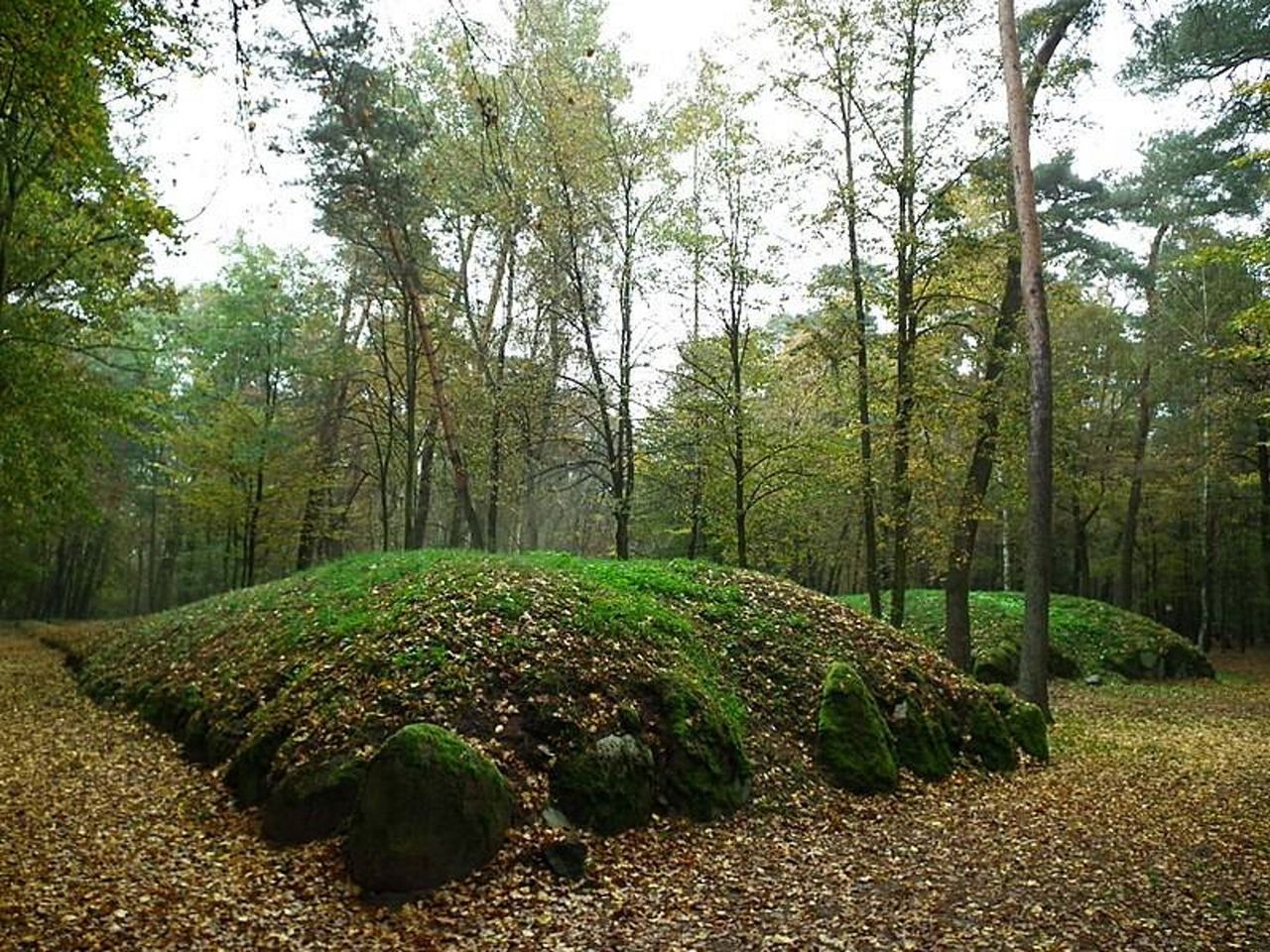 Groby olbrzymów. Gdzie znajdują się "polskie piramidy"?