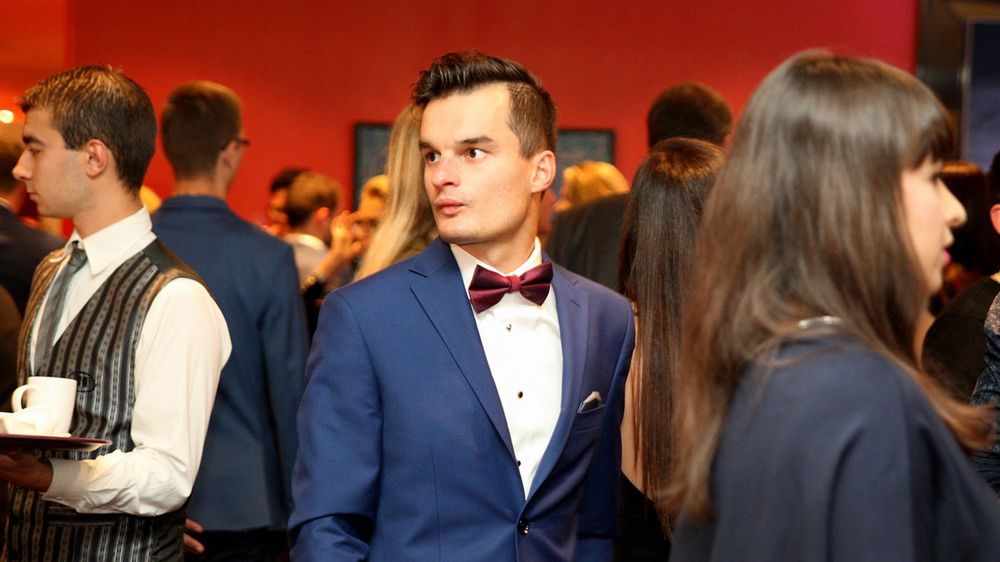 WP SportoweFakty / Michał Szmyd / Adrian Miedziński na Gali PGE Ekstraligi w 2016 roku. Ma na sobie garnitur od Moniki Adamczewskiej.