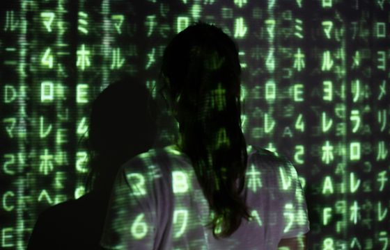 Niska świadomość AI w firmach. Prawie jedna piąta pracowników wrzuca do chatbotów AI dane wrażliwe firmy