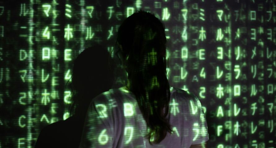 Niska świadomość AI w firmach. Prawie jedna piąta pracowników wrzuca do chatbotów AI dane wrażliwe firmy