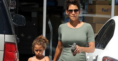 CIĘŻARNA HALLE BERRY w obcisłej sukience!