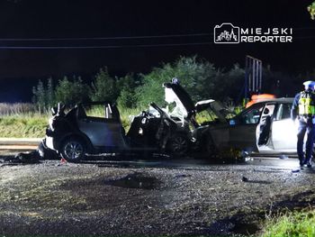 Mercedesem zjechał ze swojego pasa ruchu i uderzył czołowo w Toyotę. Zginął pasażer, a 5 osób zostało rannych