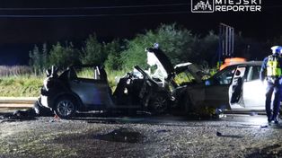 Mercedesem zjechał ze swojego pasa ruchu i uderzył czołowo w Toyotę. Zginął pasażer, a 5 osób zostało rannych