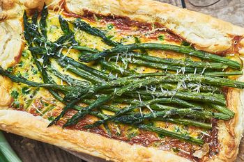 Sprytny sposób na tartę ze szparagami. Każdy kawałek chrupie aż miło