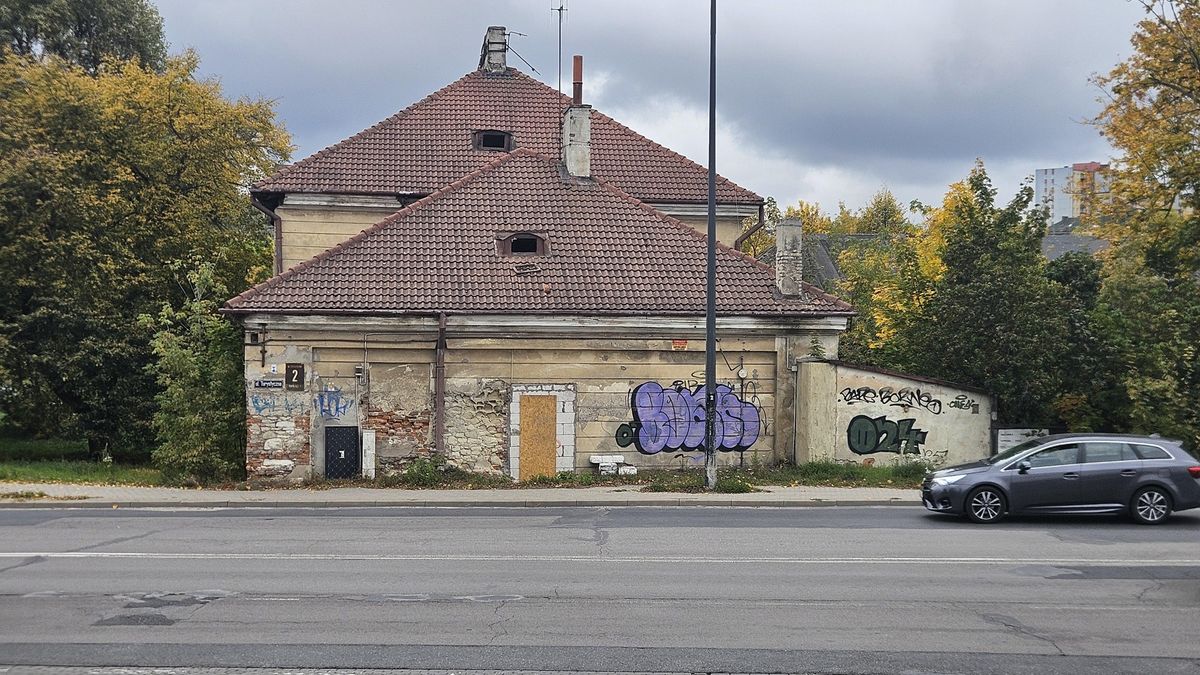 Ulica Turystyczna i w tle budynek Czerwonej Karczmy