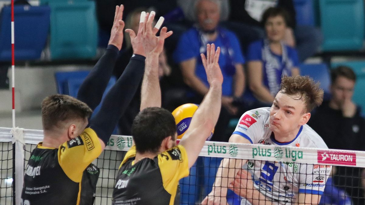 Bartosz Filipiak w ataku podczas meczu Ślepsk Malow Suwałki - PGE GiEK Skra Bełchatów