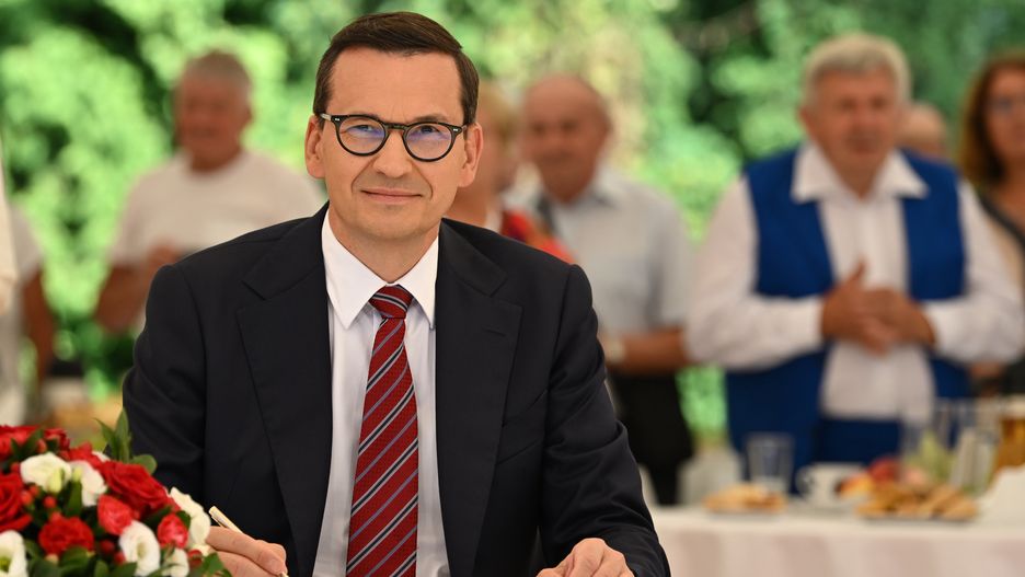 Solec nad Wisłą, 22.08.2023. Premier Mateusz Morawiecki podczas spotkania z seniorami w Solcu nad Wisłą, 22 bm. Premier podpisał rozporządzenia w sprawie wysokości i terminu wypłat czternastych emerytur. Wcześniej rząd zapowiadał, że w tym roku kwota "czternastki" wyniesie 2650 zł brutto, a wypłatę świadczeń przewidziano na wrzesień. (mr) PAP/Piotr Polak