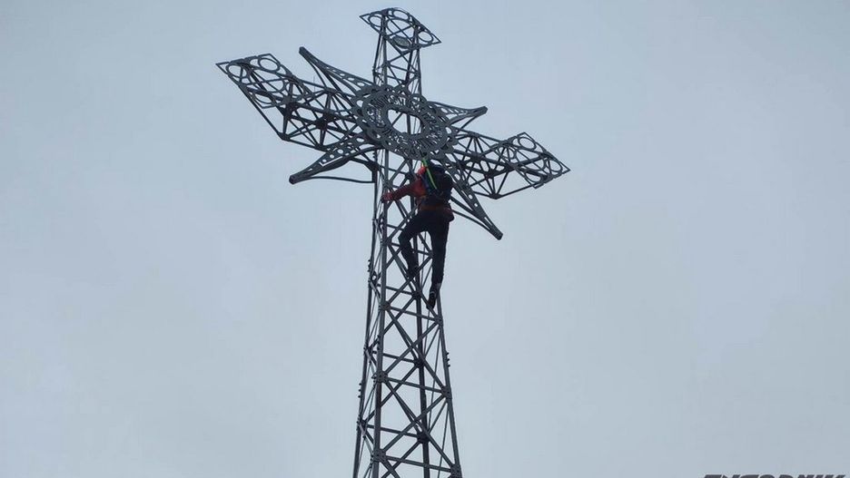 Turysta wspiął się w sobotę na metalowy krzyż na Giewoncie 