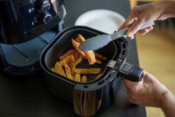 Air fryer wycofany z półek. "Istnieje ryzyko pożaru i obrażeń"