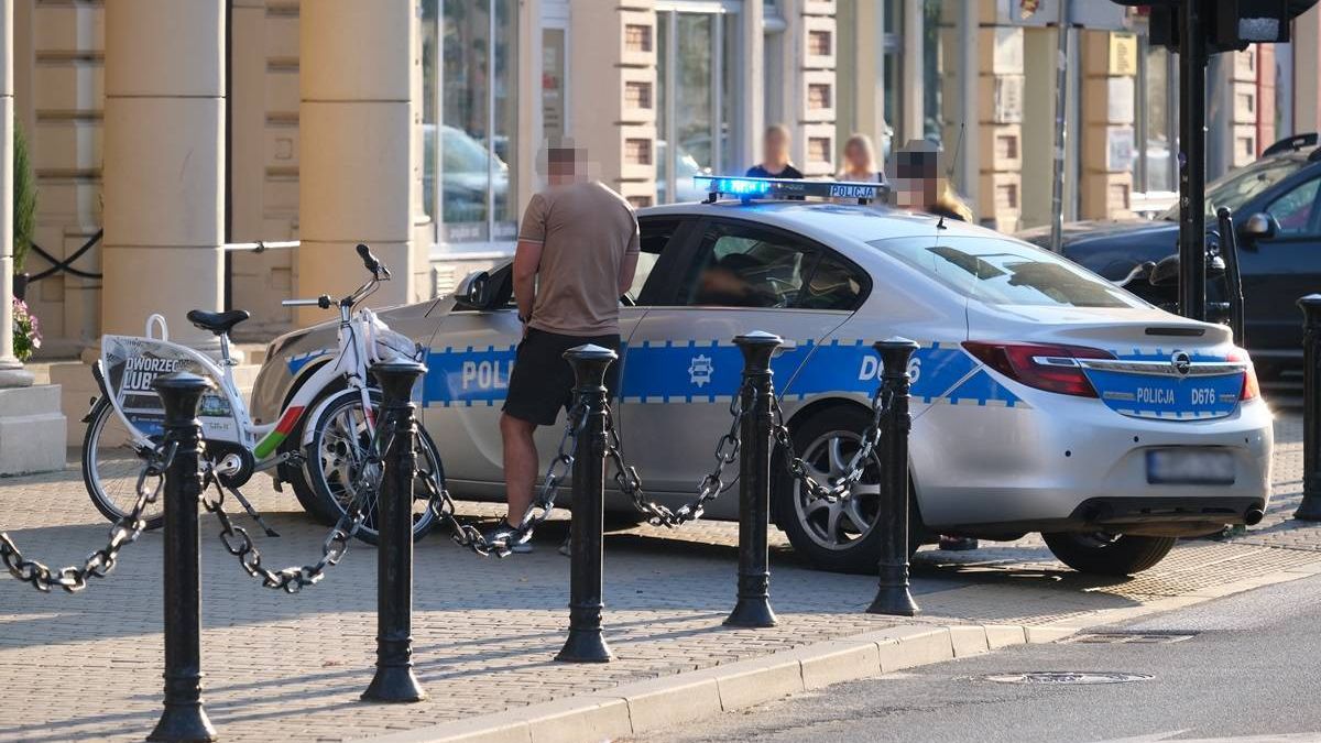 Policjanci ukarali rowerzystę za przejazd po przejściu dla pieszych