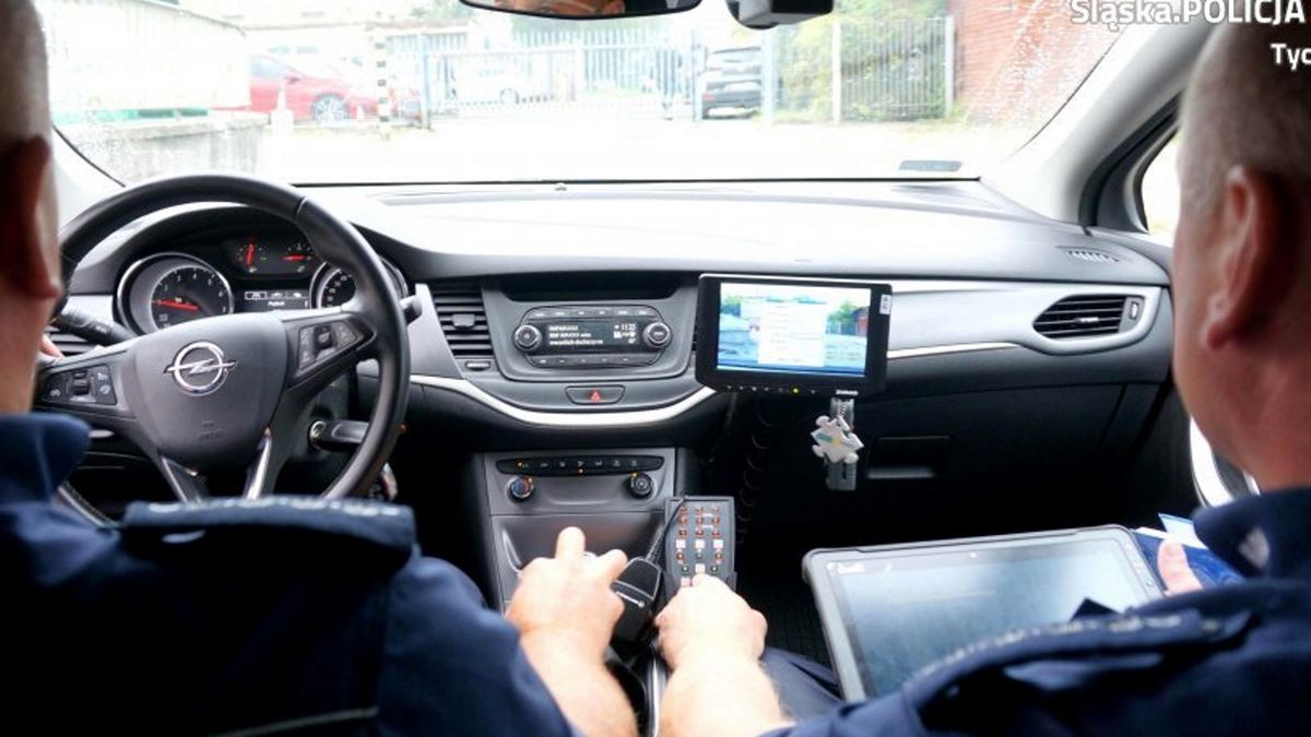 Policjanci tyskiej grupy Speed zatrzymali do kontroli drogowej kierowcę, który zlekceważył przepisy, przejeżdżając na czerwonym świetle, a następnie przekroczył dozwoloną prędkość. 