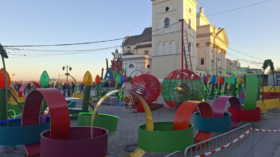 Montaż świątecznej iluminacji na Nowym Świecie w Warszawie