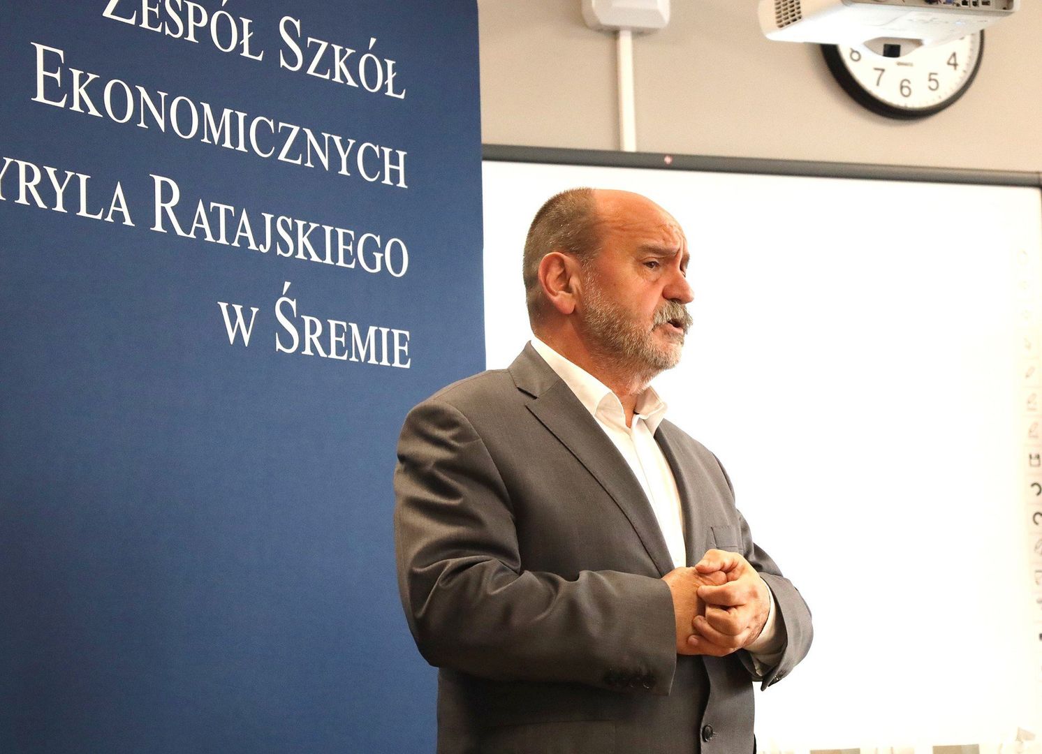 W czwartek 22 maja w Zespole Szkół Ekonomicznych w Śremie obyła się uroczystość wręczenia czworgu absolwentów szkoły tytułów Zawodowiec Roku. W spotkaniu z absolwentami tego wyróżnienia udział wzięli wychowawcy, przedstawiciele firm, w których odbywali oni praktyki zawodowe oraz rodzice. Wyróżnienie to w ZSE Śrem przyznawane jest od 2018 roku