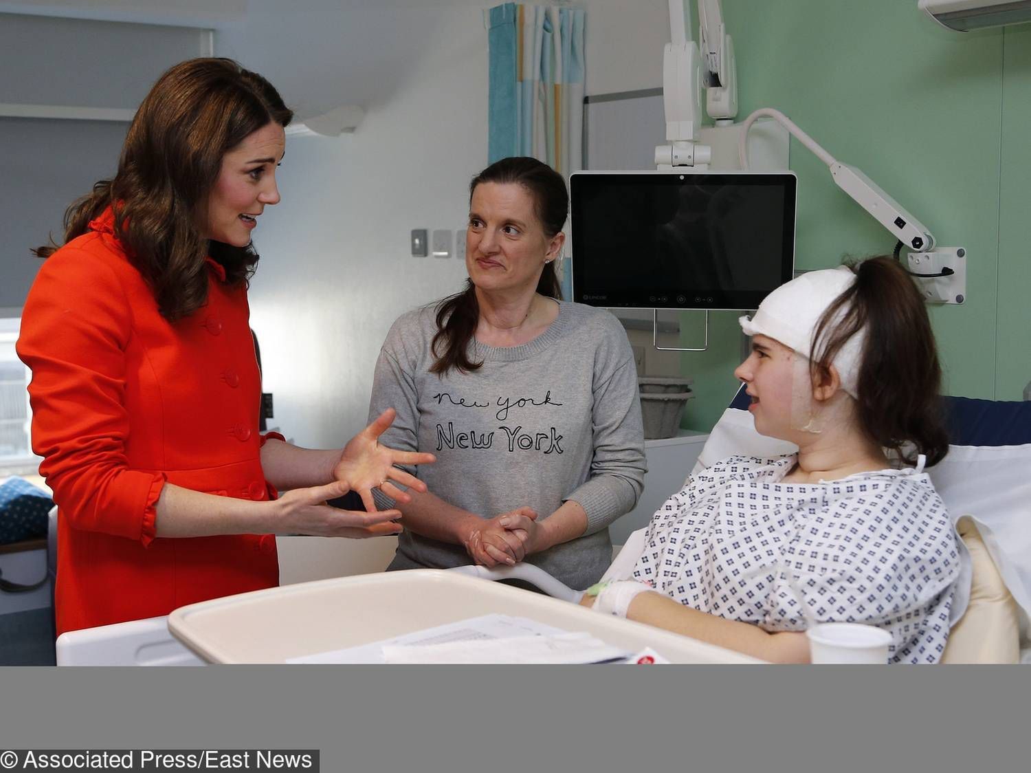 Księżna Kate w ciąży w pomarańczowym płaszczu