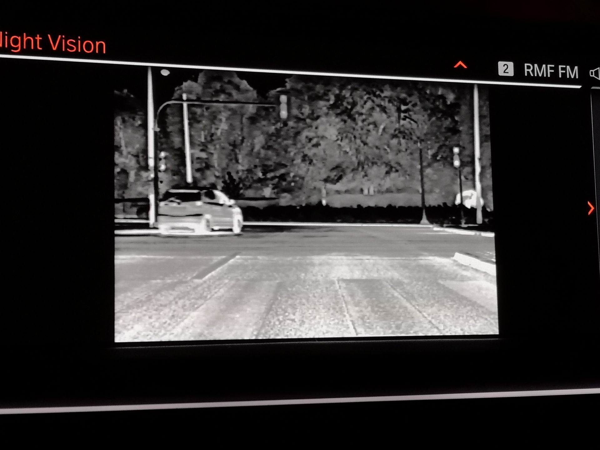 BMW 750i xDrive: Systemy wsparcia kierowcy, Night Vision, zdalne sterowanie i audio Bowers & Wilkins 31