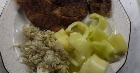Opiekana na patelni peklowana szynka wieprzowa z kością (mięso i tłuszcz) z dodatkiem naturalnego soku