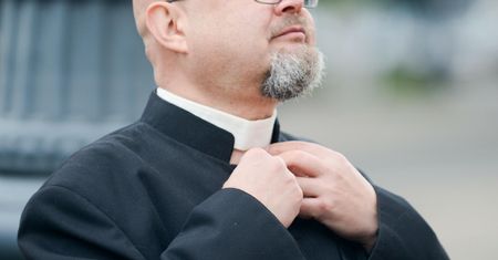 Ksiądz z Gniezna zaoferował pomoc uchodźcom pod kilkoma warunkami. Chodzi m.in. o wiek dzieci. "Brzmi jak ogłoszenie rekrutujące gosposie na plebanię, a nie oferta pomocy"