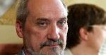 Macierewicz wzywa polityków do raportu