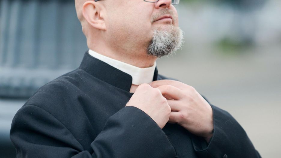 Ksiądz z Gniezna zaoferował pomoc uchodźcom pod kilkoma warunkami. Chodzi o wiek dzieci. "Jeszcze może ich zdjęcia chciałby ocenić"