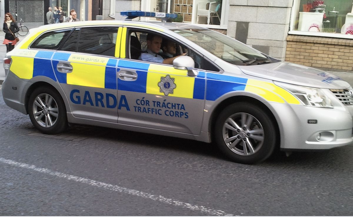 Irlandzka policja ustala okoliczności związane ze śmiercią emeryta, który stawił się po świadczenia (Wikimedia Commons)