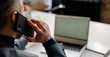 AI w call center. Firmy analizują całe rozmowy z infolinii