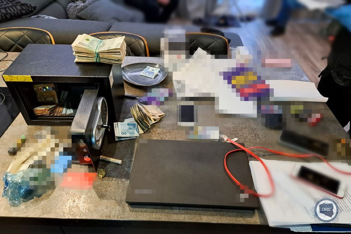 Zabezpieczony sejf, gotówka, laptop i telefony