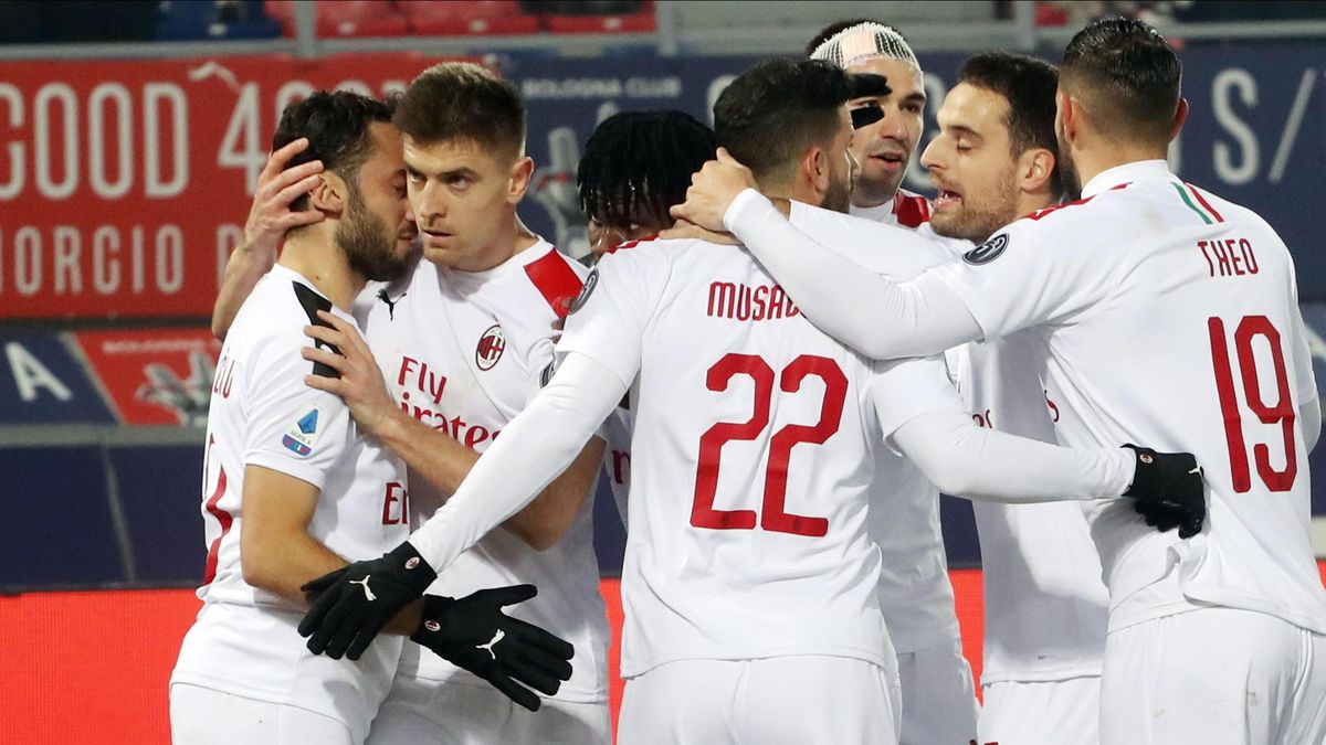 PAP/EPA / GIORGIO BENVENUTI / Na zdjęciu: piłkarze AC Milan (wśród nich Krzysztof Piątek)