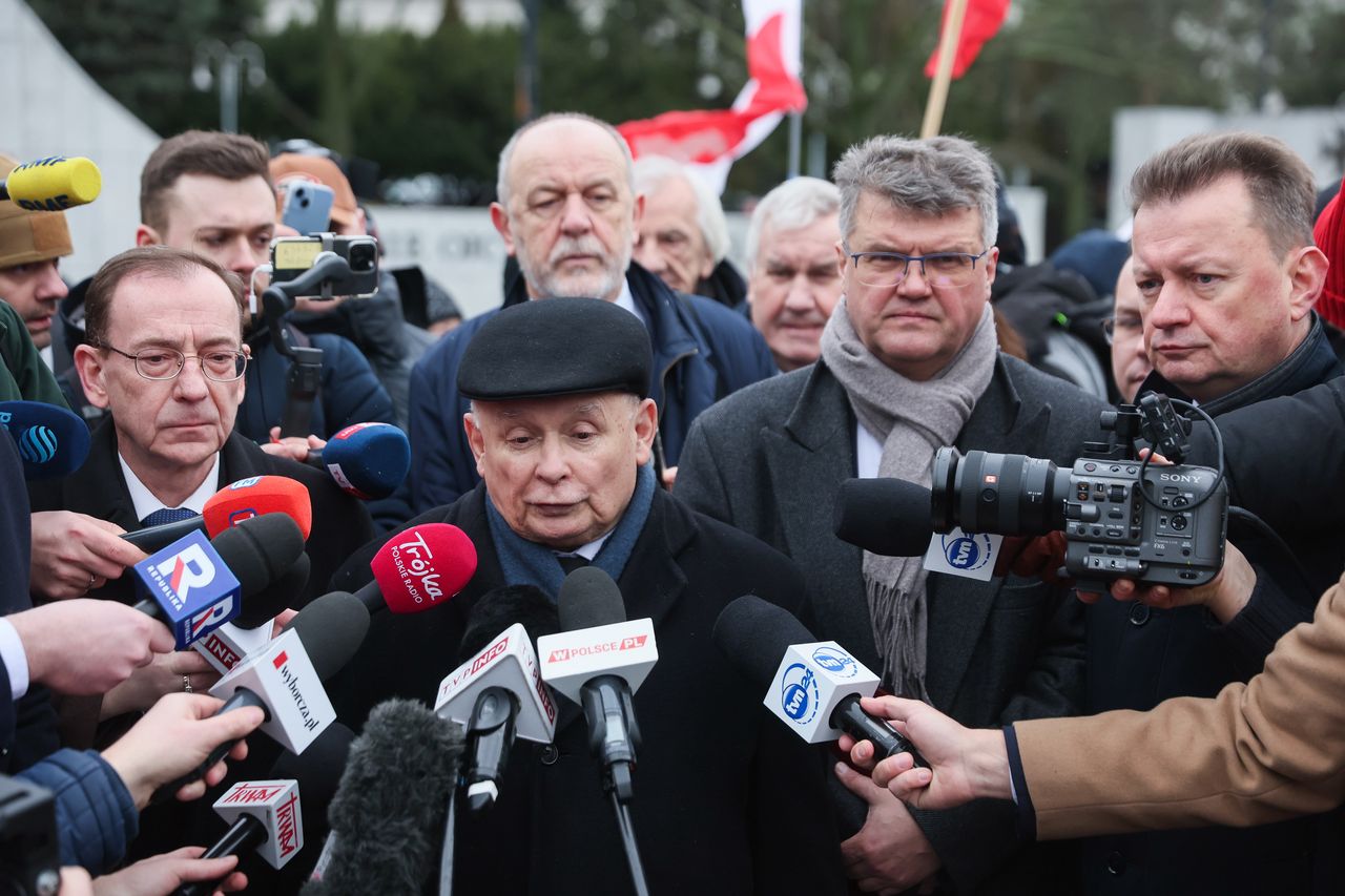 Premier nieobecny w Sejmie. Kaczyński: Niech jeździ na nartach