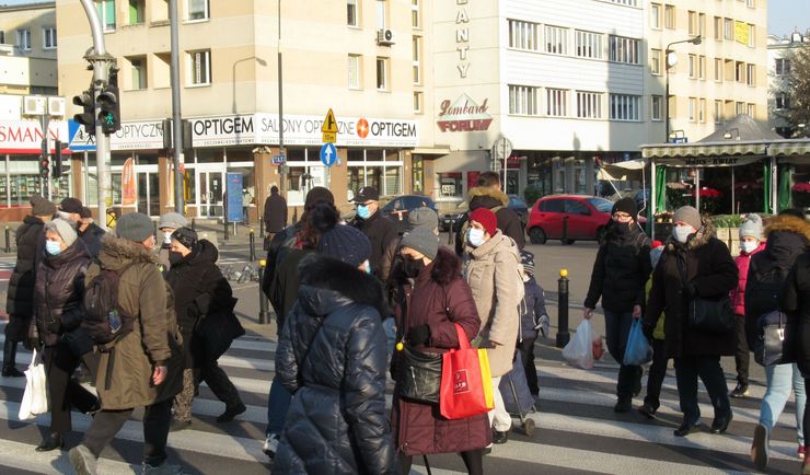 Nie muszą nosić maseczek. Ekspert nie ukrywa: to rozporządzenie to błąd