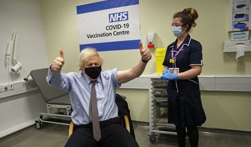 Koronawirus. Boris Johnson zaszczepiony preparatem AstraZeneca