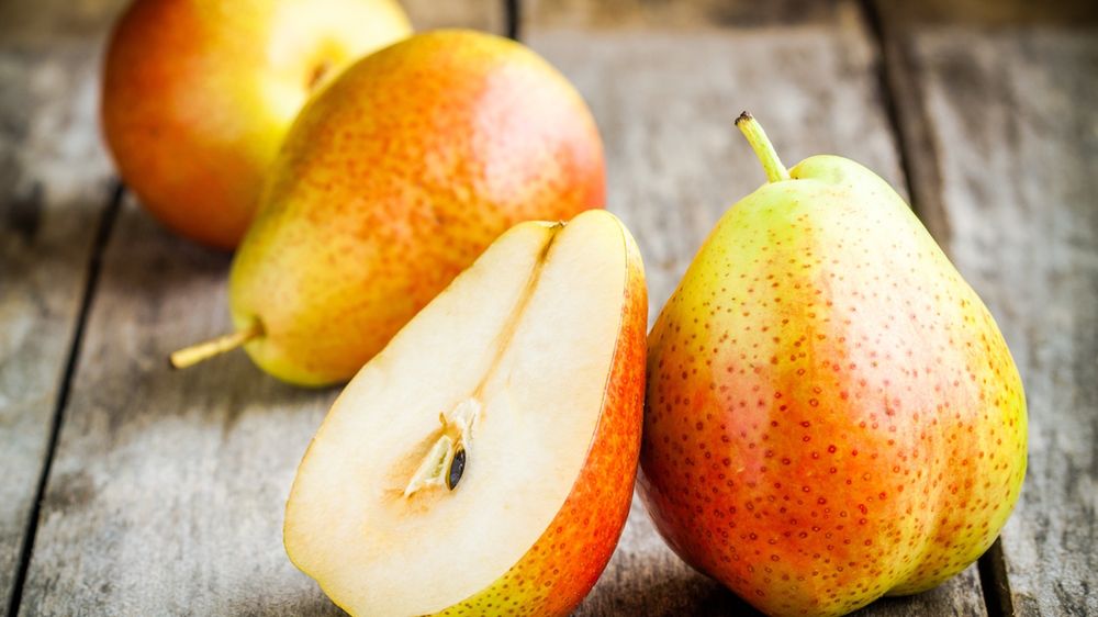 Gruszka ma stosunkowo dużo kalorii, ale jest bardzo zdrowym owocem.