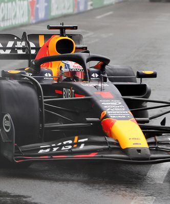 Max Verstappen był o krok od dramatu. Uderzenie w bandę mu pomogło