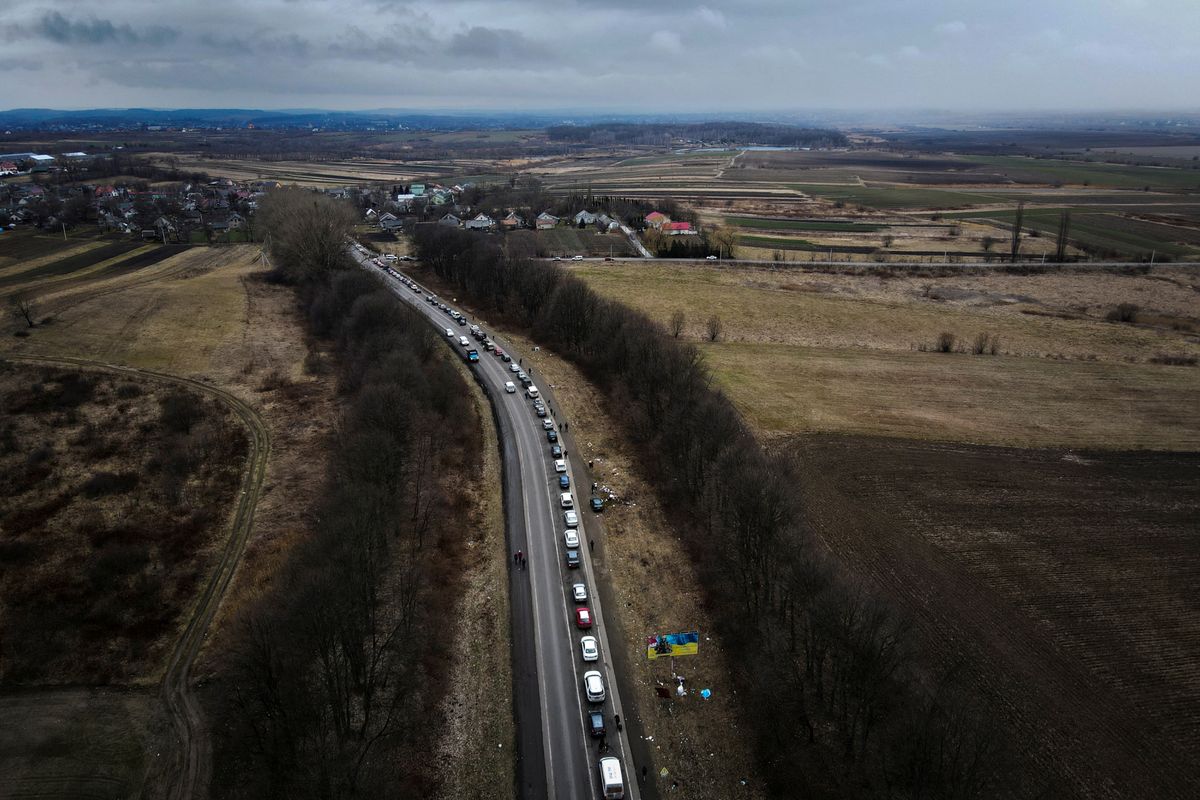 Kolejka samochodów do granicy z Polską 