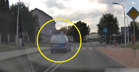 Radiowóz nagrany. Bulwersujące zachowanie policjanta za kółkiem
